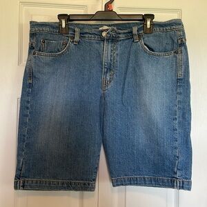 Women’s Levi 515  shorts sz 16. Front & back pockets 10” inseam 38” waist